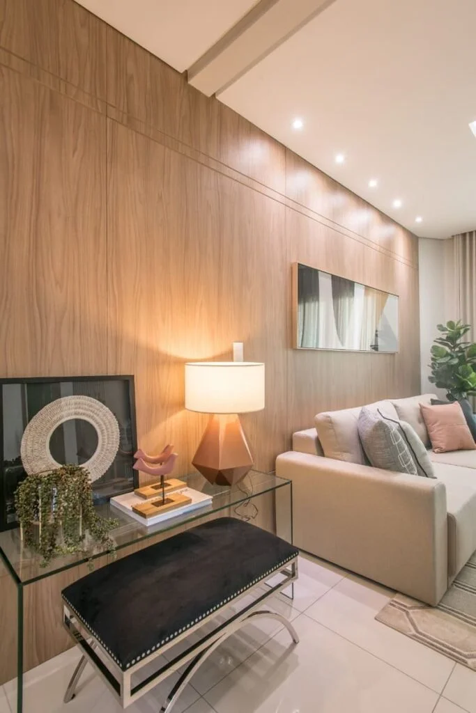 Abajur Accord em mesa de apoio ao lado do sofá na sala de estar