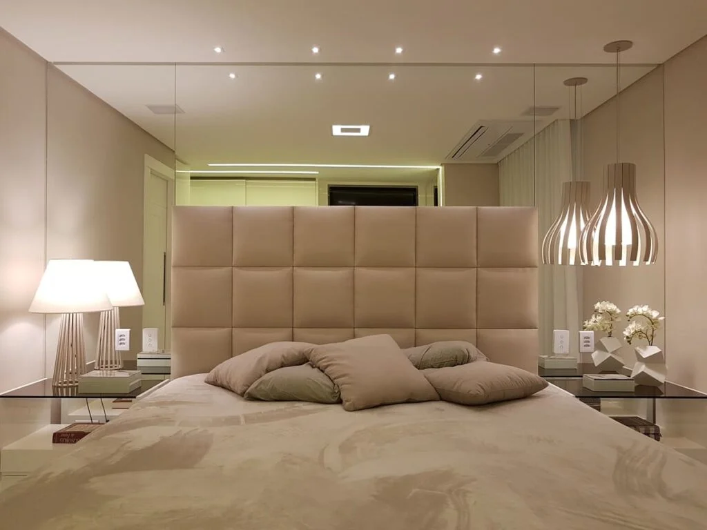 Cama de casal com parede espelhada e pendente Accord