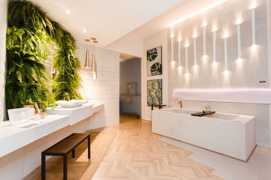 Interior de banheiro com banheira com arandelas e bancada com pendentes Accord