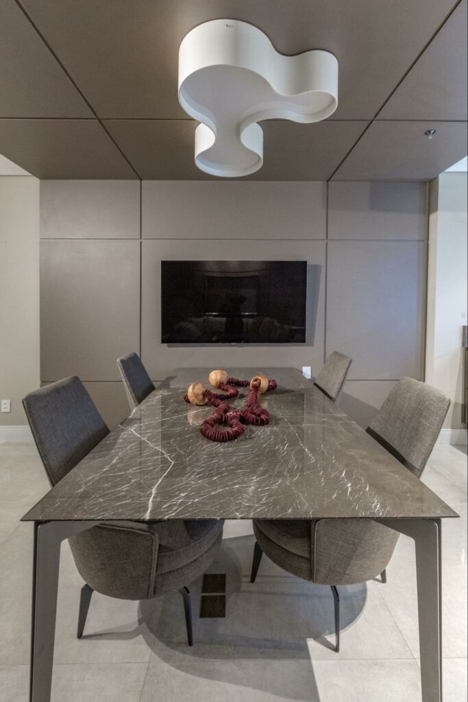 Sala de reuniões com mesa linear e iluminação Accord