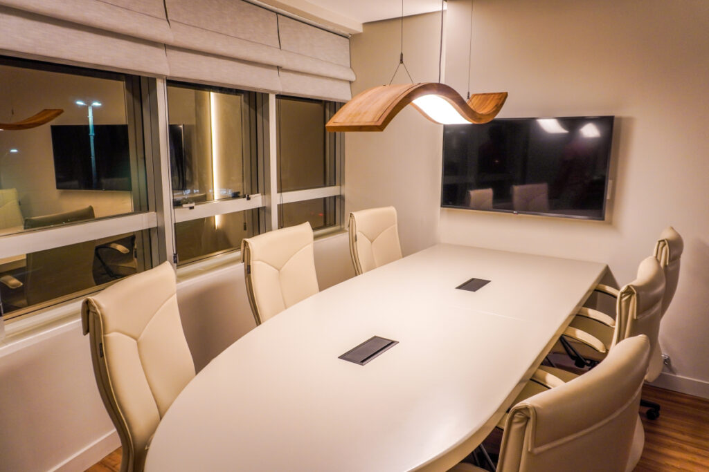 Sala de reuniões com mesa arredondada e pendente Accord