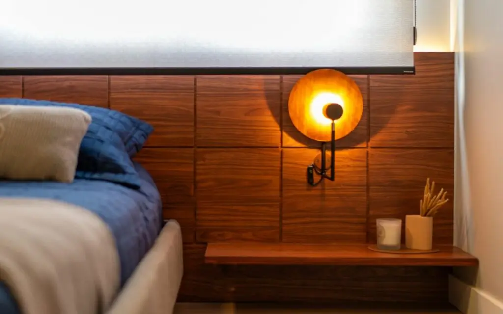 Cabeceira da cama com iluminação decorativa com luz quente