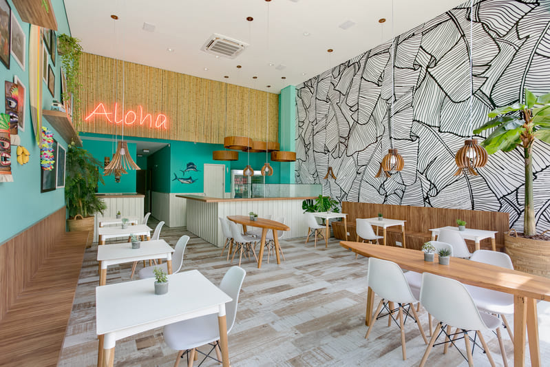 Interior de restaurante com temática praiana com pendentes Accord sobre as mesas